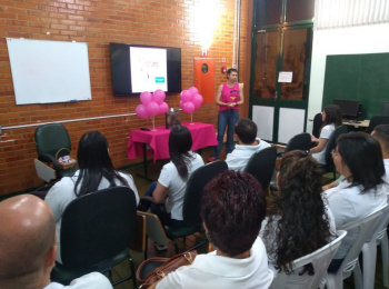 Colaboradores da Unimed Andradina participam de palestra sobre o câncer de mama